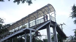 Ngeri, Warga Nekat Lintasi JPO yang Sedang Diperbaiki