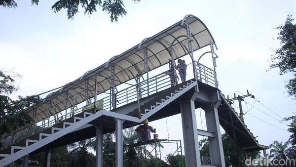 Ngeri, Warga Nekat Lintasi JPO yang Sedang Diperbaiki