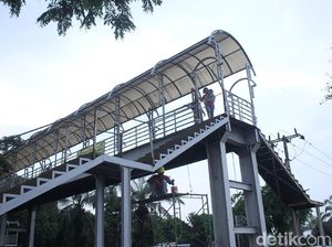 Ngeri, Warga Nekat Lintasi JPO yang Sedang Diperbaiki