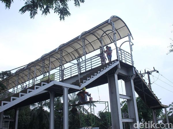 Ngeri, Warga Nekat Lintasi JPO yang Sedang Diperbaiki