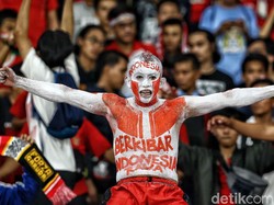 Suporter timnas datang dengan beragam gaya saat Indonesia menjamu Timor Leste di matchday kedua Grup B Piala AFF 2018. Salah satunya mengecat badannya dengan warna merah dan putih.