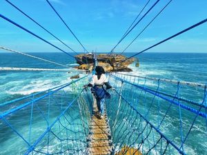 Menguji Keberanian di Pantai Timang