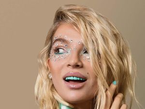 Gigi Warna Pelangi Jadi Tren Kecantikan Paling Gila di 2018