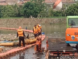Waspada Banjir, Petugas Badan Air Siaga 24 Jam di Kali Cagak Jakut Waspada Banjir, Petugas Badan Air Siaga 24 Jam di Kali Cagak Jakut