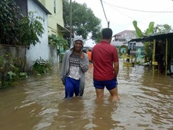 Palembang Dikepung Banjir, Warga Ngungsi ke Masjid