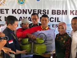Jonan & Dirut Pertamina Bagi-bagi 200 Konverter Kit ke Nelayan