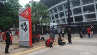 Pertandingan sendiri akan dimulai pukul 19.00 WIB. Hingga dua jam sebelum kick off, masyarakat tidak berebut masuk ke dalam Ring Utama SUGBK.