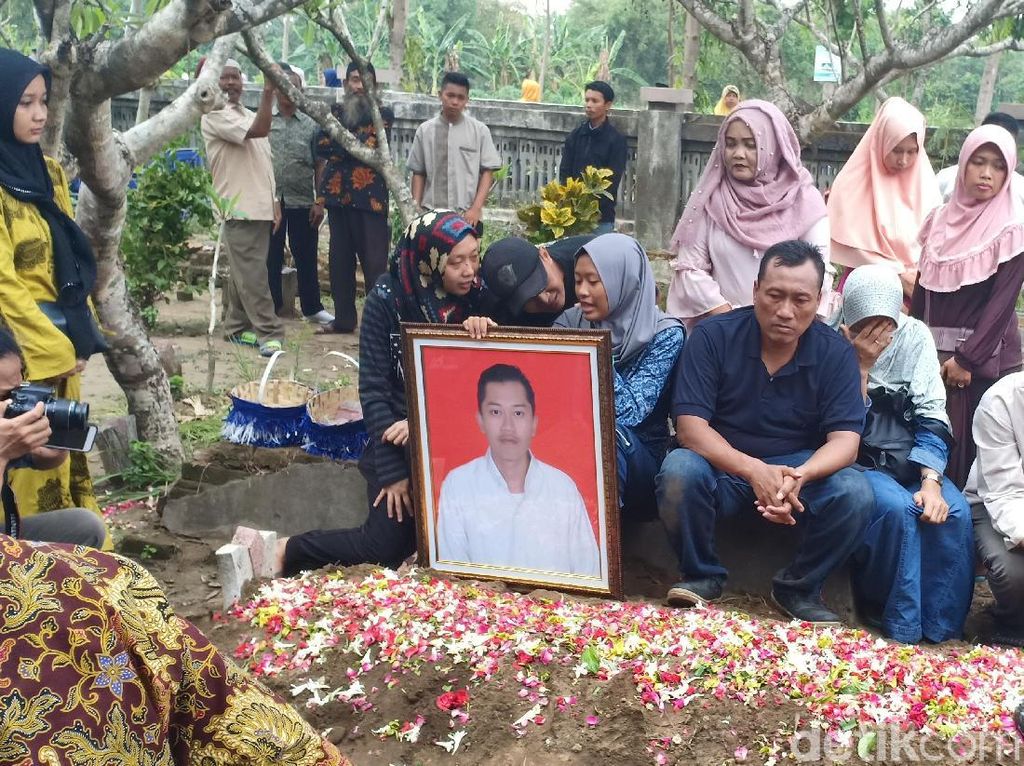 Ayah: Mbah Putri Ingin Deryl Dimakamkan Dekat Kakek di Nganjuk Ayah: Mbah Putri Ingin Deryl Dimakamkan Dekat Kakek di Nganjuk
