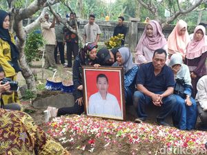 Ayah: Mbah Putri Ingin Deryl Dimakamkan Dekat Kakek di Nganjuk Ayah: Mbah Putri Ingin Deryl Dimakamkan Dekat Kakek di Nganjuk