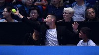 Pada salah satu momen, Ronaldo menunjukkan refleknya yang cekatan saat menangkap bola yang melayang ke arah kursi penonton (Glyn KIRK / AFP)