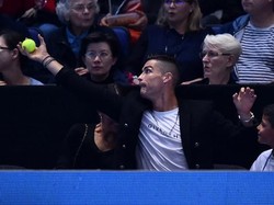 Pada salah satu momen, Ronaldo menunjukkan refleknya yang cekatan saat menangkap bola yang melayang ke arah kursi penonton (Glyn KIRK / AFP)