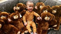 8 Foto Cute Anak Bungsu John Legend dan Chrissy Teigen, Miles