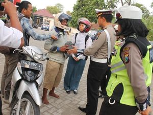Bebas Tilang, Pemotor di Nganjuk Malah Dapat Jas Hujan
