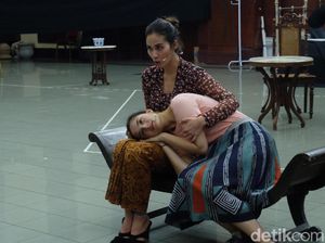 Mengintip Prosesi Latihan Pertunjukan Teater Bunga Penutup Abad