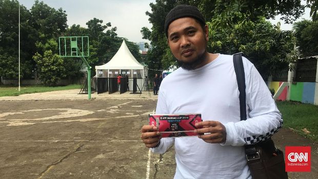 Kadri membeli tiket pertandingan Piala AFF 2018 di Lapangan Blok S, Selasa (13/11) siang.