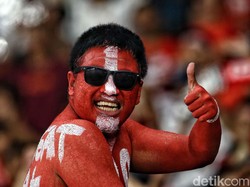 Mereka rela mengecat badannya dengan warna merah dan putih demi timnas Indonesia.