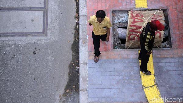 Hati-hati! Lubang di Trotoar Daan Mogot Hanya Ditutupi Anyaman Bambu