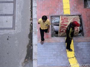 Hati-hati! Lubang di Trotoar Daan Mogot Hanya Ditutupi Anyaman Bambu