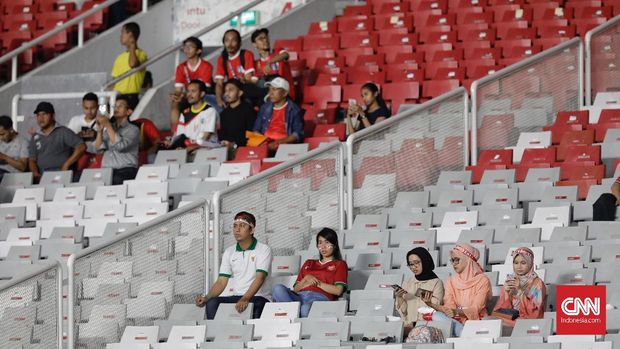 Suporter Timnas Indonesia kesal dengan usal pemain Timor Leste.