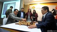 Melihat Aksi Menpora Duel Catur dengan GM Utut Adianto