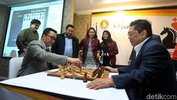 Melihat Aksi Menpora Duel Catur dengan GM Utut Adianto