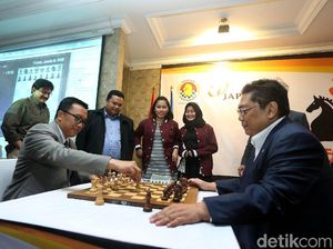 Melihat Aksi Menpora Duel Catur dengan GM Utut Adianto