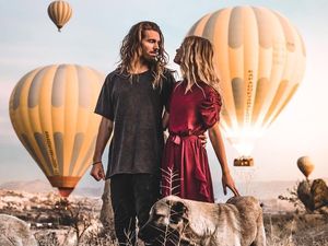 Romantisnya Lamaran Sepasang Selebgram Berlatar Ratusan Balon Udara