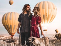 Romantisnya Lamaran Sepasang Selebgram Berlatar Ratusan Balon Udara