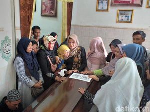 Hamil 4 Bulan, Istri Deryl Tak Kuasa Sambut Kedatangan Jenazah Suami