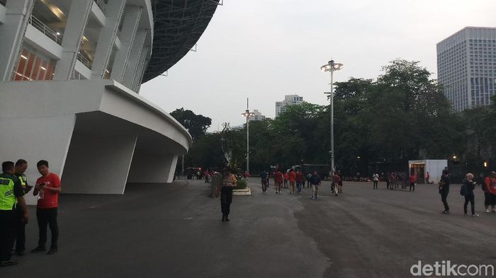 Stadion Utama Gelora Bung Karno (SUGBK) masih sepi penonton menjelang laga Indonesia dengan Timor Leste. (Yanu Arifin/detikSport) Stadion Utama Gelora Bung Karno (SUGBK) masih sepi penonton menjelang laga Indonesia dengan Timor Leste. (Yanu Arifin/detikSport)