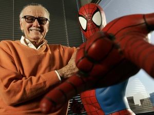 Rumah Terakhir yang Dibeli Mendiang Stan Lee Kini Dijual, Ada Patung Spidermannya Rumah Terakhir yang Dibeli Mendiang Stan Lee Kini Dijual, Ada Patung Spidermannya