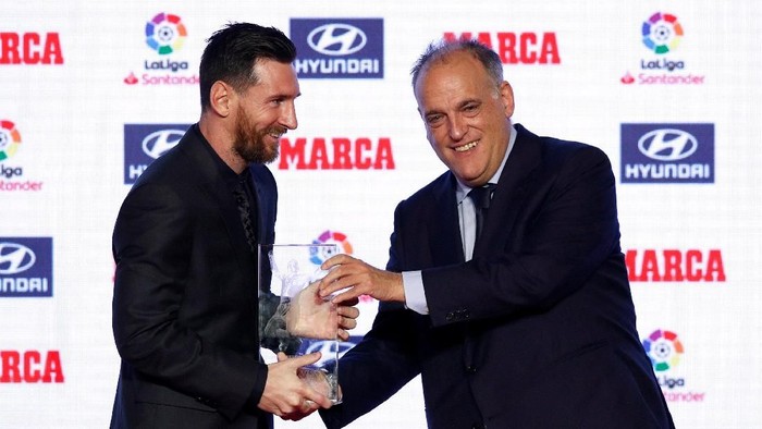 Soccer Football - Marca Football Awards - Convent Dels Angels, Barcelona, Spain - November 12, 2018   La Liga President Javier Tebas presents Barcelonas Lionel Messi with the Alfredo Di Stefano Award     REUTERS/Albert Gea