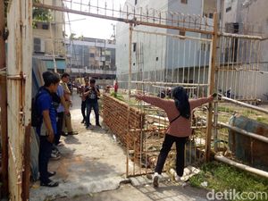 Cekcok Bertetangga, Jalan ke Rumah Magdalena di Sulsel Dipersempit Cekcok Bertetangga, Jalan ke Rumah Magdalena di Sulsel Dipersempit