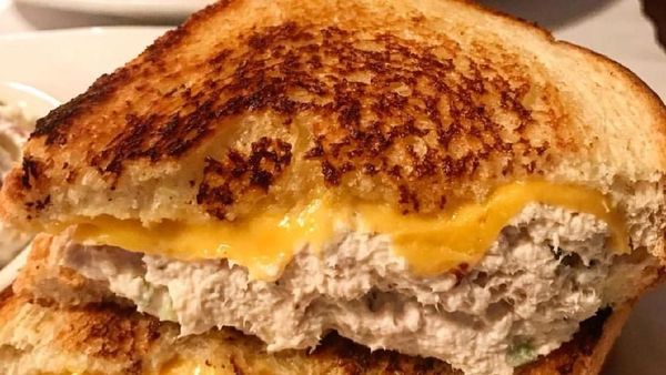 Bosan Sarapan Nasi? Pilih Saja Tuna Sandwich yang Gurih Enak Ini