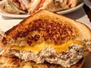 Bosan Sarapan Nasi? Pilih Saja Tuna Sandwich yang Gurih Enak Ini