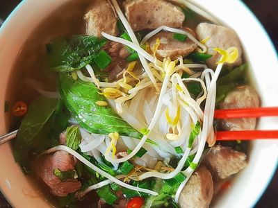 Slurp! Gurihnya Kuah Pho dengan Mie Beras untuk Penghangat Badan Siang Ini