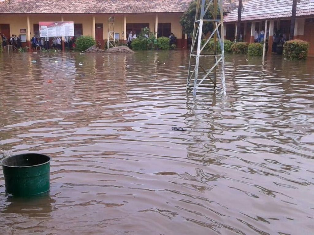 Banjir Palembang, Pemkot Imbau Sekolah Diliburkan Banjir Palembang, Pemkot Imbau Sekolah Diliburkan