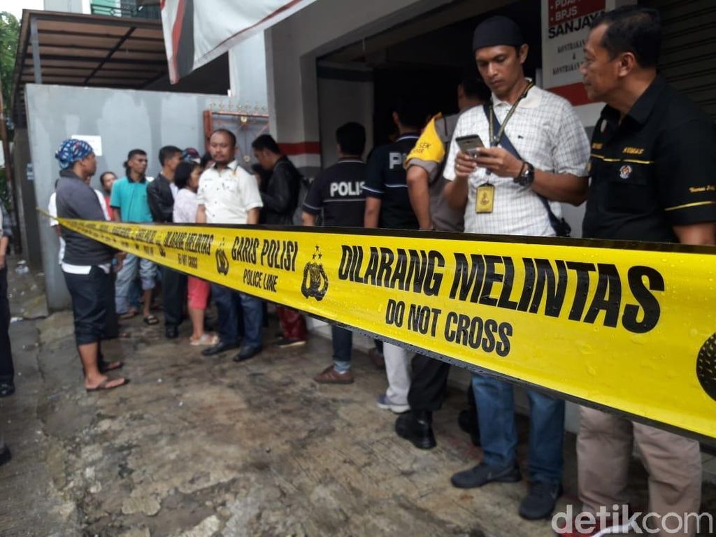 Polisi Periksa Douglas Kakak Korban Pembunuhan Keluarga di Bekasi Polisi Periksa Douglas Kakak Korban Pembunuhan Keluarga di Bekasi