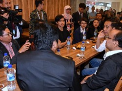 Saat Jokowi Makan Nasi Bebek Bareng Kaesang dan WNI di Singapura