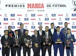 Selain penghargaan El Pichichi yang diberikan untuk Messi, ada penghargaan Zamora ke Jan Oblak, penghargaan Miguel Munoz ke pelatih Marcelino Garcia Toral, dan penghargaan La Liga123 untuk Miguel Munoz. (Foto: Lluis Gene/AFP)