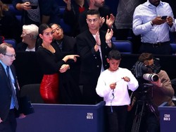 Saat wajahnya tersorot kamera, Ronaldo mendapat tepuk tangan meriah dari penonton yang memadati arena (Clive Brunskill/Getty Images)