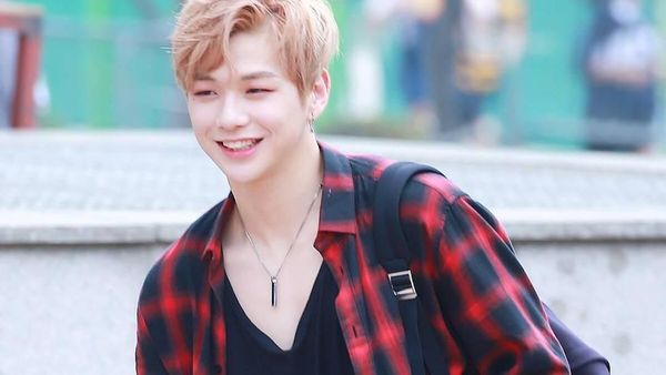 Intip Yuk Wajah Manis Kang Daniel Kalau Lagi Pose Bareng Makanan!