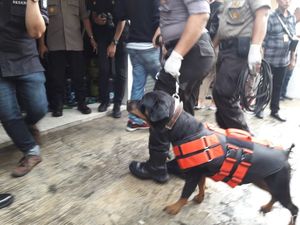 Anjing Pelacak Dikerahkan ke TKP Pembunuhan Sekeluarga di Bekasi Anjing Pelacak Dikerahkan ke TKP Pembunuhan Sekeluarga di Bekasi