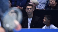 Cristiano Ronaldo terlihat serius menyaksikan pertandingan yang akhirnya dimenangi oleh Djokovic itu (Glyn KIRK / AFP)