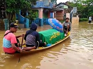 Jenazah Pria Uzur Diangkut Perahu Terobos Banjir di Bandung