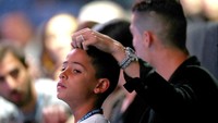 Cristiano Ronaldo bercengkrama dengan anaknya di sela-sela pertandingan (Naomi Baker/Getty Images)