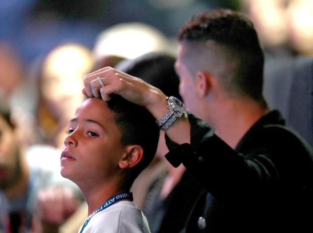 Ketika Anak Cristiano Ronaldo Raih Trofi Duluan di Juventus Ketika Anak Cristiano Ronaldo Raih Trofi Duluan di Juventus
