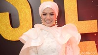 Penampilan Serba Putih Nikita Mirzani