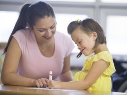 Manfaatkan Kertas Koran untuk Asah Kreativitas Anak