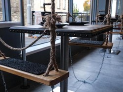 Ganti Kursi dengan Ayunan, Restoran India Ini Langsung Viral